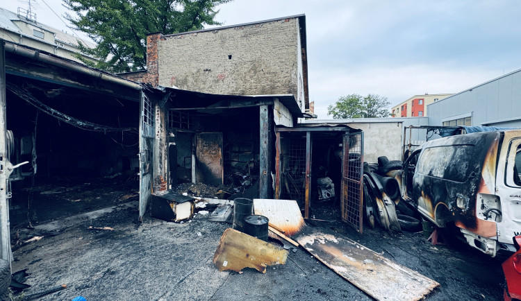 Požár autoservisu v Ostravě způsobil škodu za 900 tisíc korun.