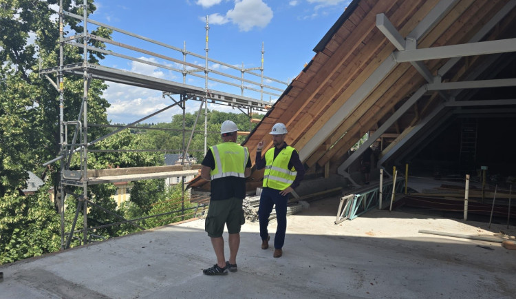 Oprava školy v Českém Těšíně zasažené loni požárem se protáhne.