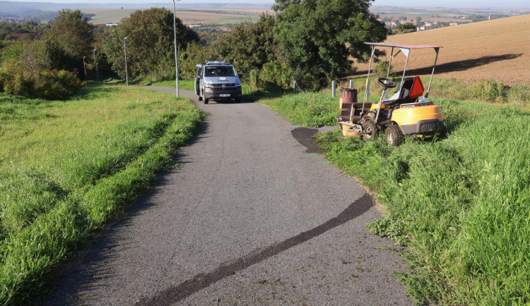 Opilý mladík na Vyškovsku ukradl traktorovou sekačku a naboural do lavičky