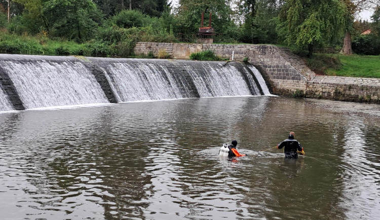 U jezu zůstalo oblečení a další věci. Policie pátrá po jejich majiteli