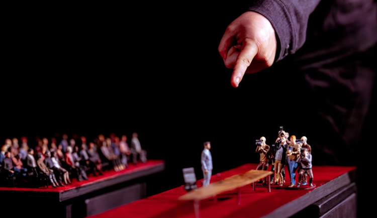 Alfa představuje hyperrealistickou loutkovou miniaturu o výbuchu ropné plošiny