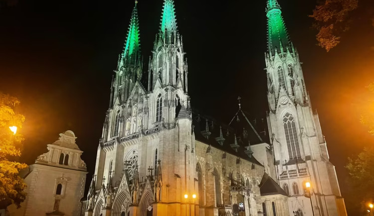 Speciální nasvícení pro dominantu Olomouce. Chrám svatého Václava má nový noční háv