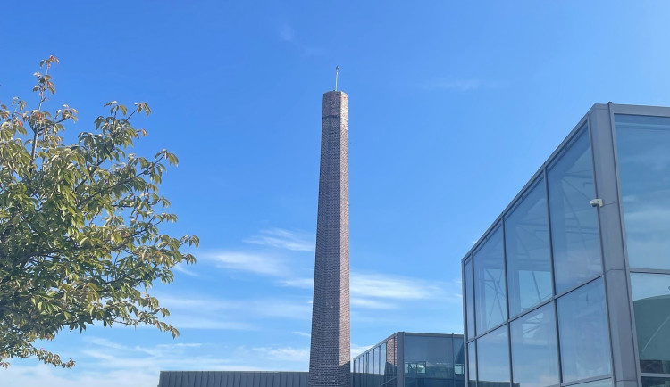 Stavebníci strhli část komína bývalého obchodního domu Breda v Opavě.