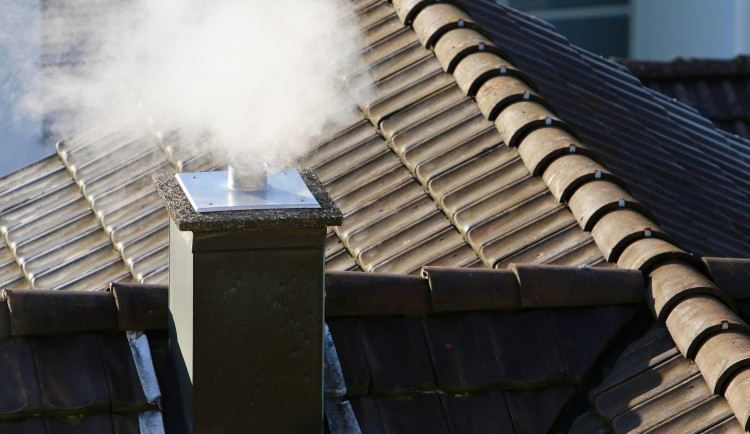 Požáry od komínů a popela stojí miliony. Hasiči radí, jak předejít katastrofě