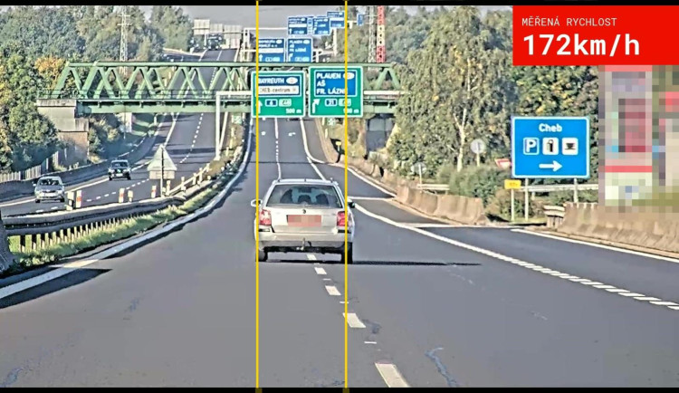 Řidič u Chebu jel 172 km/h a nadýchal přes jedno promile
