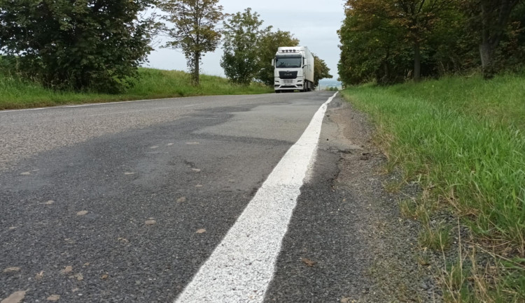 Tady jde o život. Silnice do Vícova je v katastrofálním stavu, opravy se odkládají roky