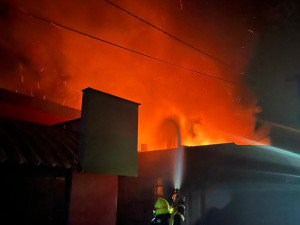 FOTO: V Klimkovicích hořel autoservis. Jeden z hasičů se lehce zranil