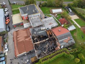 FOTO: V Klimkovicích hořel autoservis. Jeden z hasičů se lehce zranil