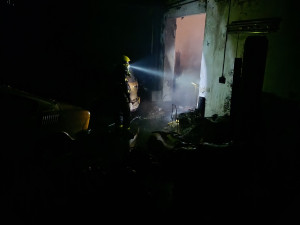 FOTO: V Klimkovicích hořel autoservis. Jeden z hasičů se lehce zranil