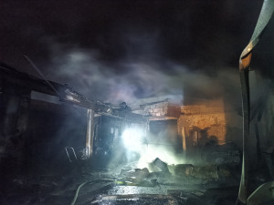 FOTO: V Klimkovicích hořel autoservis. Jeden z hasičů se lehce zranil