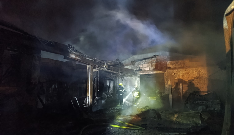 V Klimkovicích hořel autoservis. Jeden z hasičů se lehce zranil