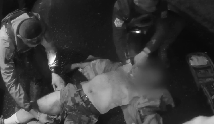 VIDEO: Muž pobodal nožem dva cestující v autobuse v Praze. Hrozí mu doživotí