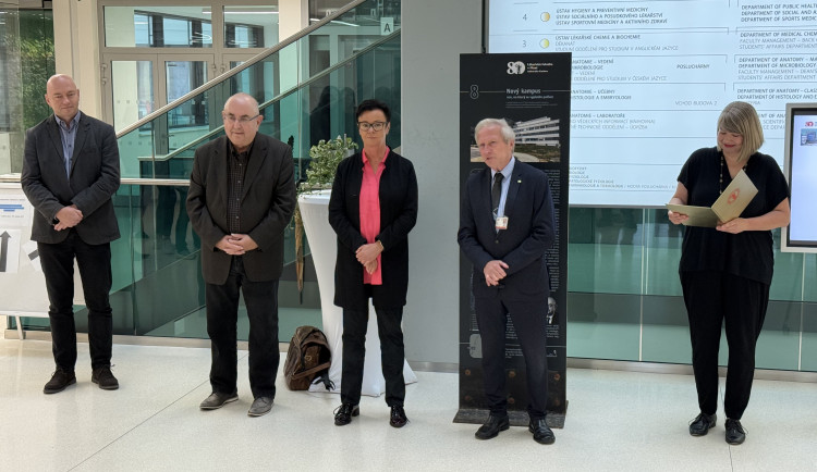 Lékařská fakulta v Plzni otevřela naučnou stezku k 80. výročí svého založení