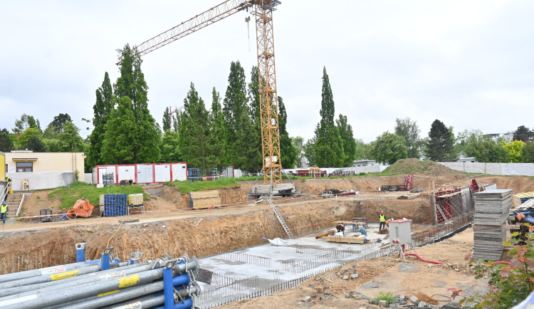 Nekonečný příběh pokračuje. Jihlavská vysoká škola už zase může stavět koleje