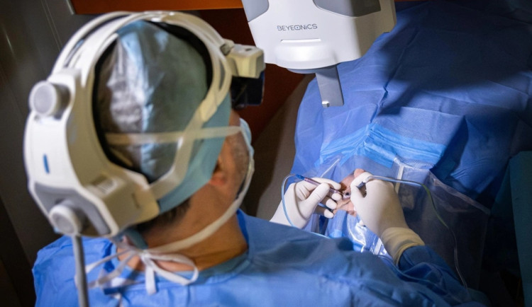 VIDEO: Očním chirurgům FN Ostrava pomáhá nejmodernější 3D mikroskop na světě. Foto: Se svolením FN Ostrava