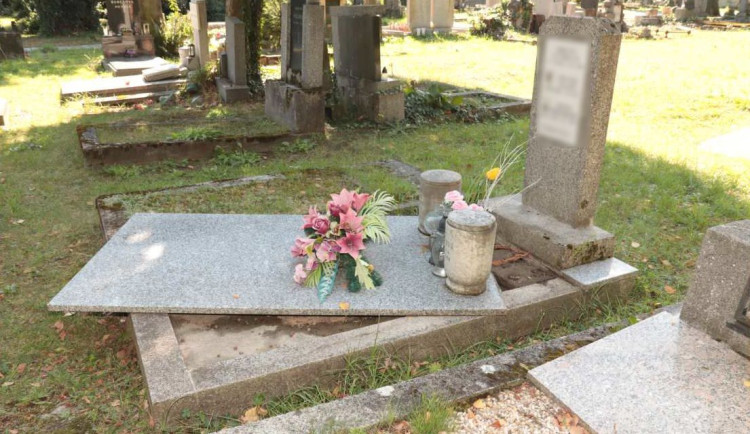 Policie dopadla recidivistu, který poničil desítky hrobů v Olomouci. Proč to udělal, nevysvětlil