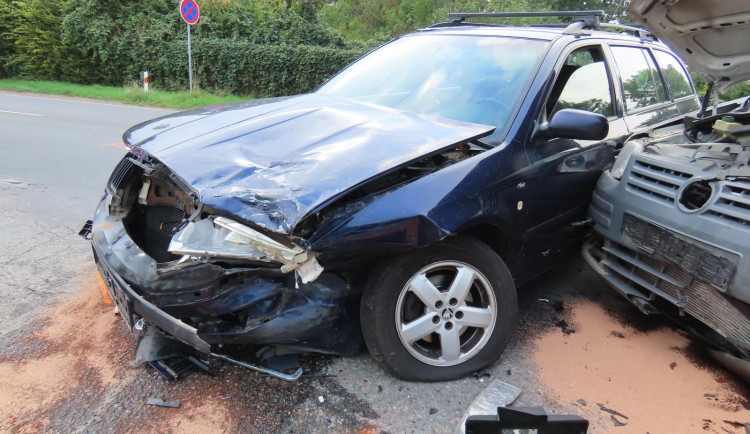 Hradeckými Věkošemi se řítil bez papírů a pojištění, nadýchal přes čtyři promile