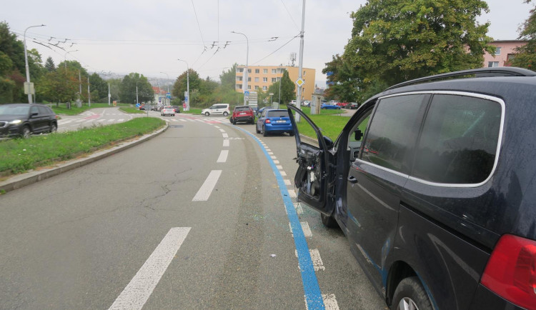 Neznámý řidič v Brně srazil muže nastupujícího do auta a ujel. Policisté hledají svědky