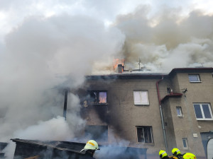 V Bohumíně hořel přístřešek, požár se rozšířil i na blízký dům