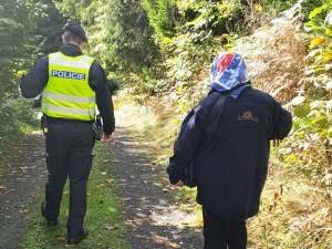 Ztracená? Kdepak. Seniorku s plným košíkem hub hledal v lese manžel i policie