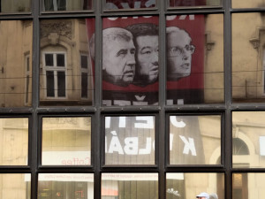 Skupina Kaputin dnes vyvěsila plakát s českými politiky a Putinem v Ostravě