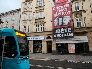 Skupina Kaputin dnes vyvěsila plakát s českými politiky a Putinem v Ostravě