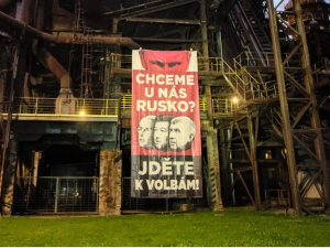 Skupina Kaputin dnes vyvěsila plakát s českými politiky a Putinem v Ostravě