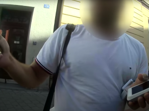 VIDEO: Muž v Ostravě ukradl notebook. Policistům tvrdil, že ho našel a nese na stanici