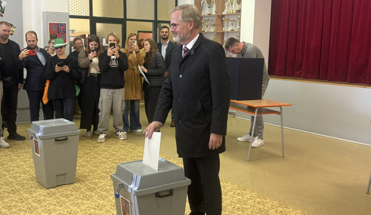 Začíná druhý volební den. Lidé dnes zvolí nové poslance