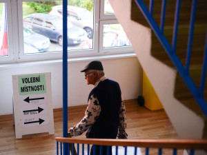 Volební místnosti se otevřely. Lidé začali vybírat nové poslance