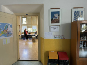 První volební den je u konce. Většina lídrů má odvoleno