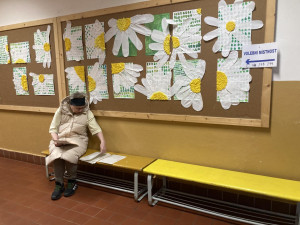 První volební den je u konce. Většina lídrů má odvoleno