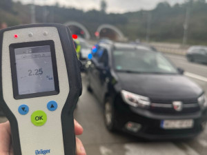 Jízda pod vlivem, bez dálniční známky a s mobilem v ruce. Policisté řešili stovky přestupků