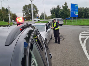 Jízda pod vlivem, bez dálniční známky a s mobilem v ruce. Policisté řešili stovky přestupků