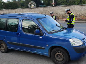 Jízda pod vlivem, bez dálniční známky a s mobilem v ruce. Policisté řešili stovky přestupků