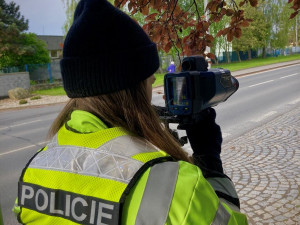 Jízda pod vlivem, bez dálniční známky a s mobilem v ruce. Policisté řešili stovky přestupků