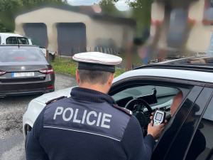 Jízda pod vlivem, bez dálniční známky a s mobilem v ruce. Policisté řešili stovky přestupků