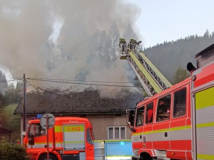 FOTO: Požár střechy domu na Frýdecko-Místecku zaměstnal tři jednotky hasičů