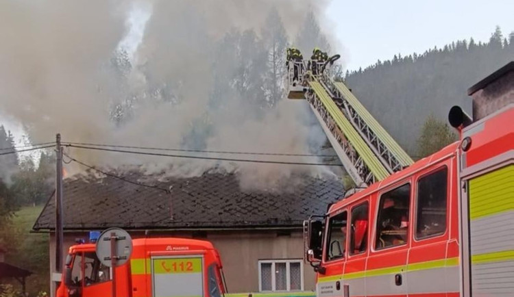 Požár střechy domu na Frýdecko-Místecku zaměstnal tři jednotky hasičů