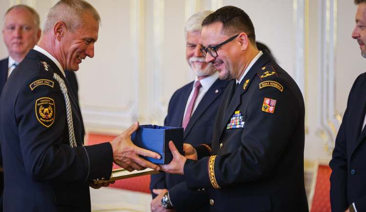 Hasič vytáhl řidiče z kamionu, který uvízl na přejezdu, a běžel zastavit přijíždějící vlak