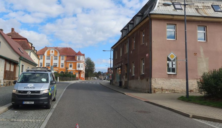 Řidič v Hrádku srazil cyklistu a ujel. Pátrá po něm policie