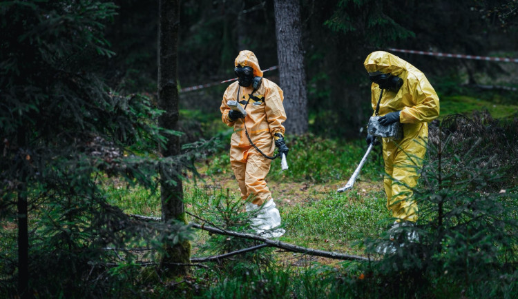 Unikátní cvičení vojáků u Mimoně. Pracovali s reálnými radioaktivními látkami