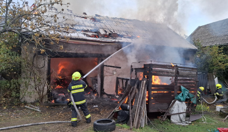 Při požáru stodoly v Dolanech se ošklivě popálil majitel. Hasiči zachraňovali také koně