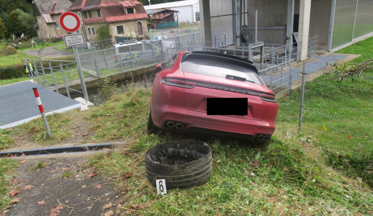 Policejní honičky za kradenými auty na Liberecku. Porsche i Audi Q7 zloději nabourali