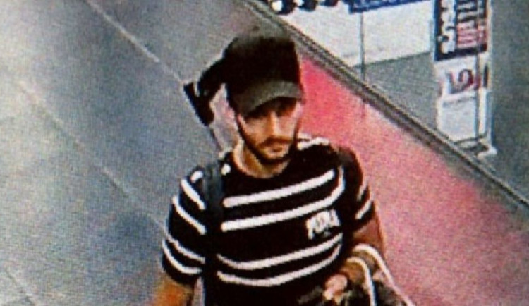Zloděj ukradl v Olomouci parfémy za 14 tisíc. Policie pátrá po muži, kterého zachytily kamery