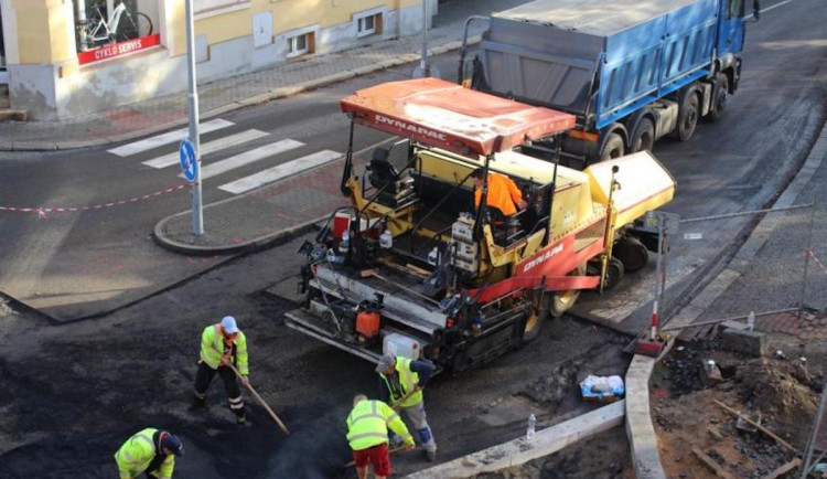 Dopravu v Jablonci zkomplikuje několik uzavírek. Bude se pokládat asfalt