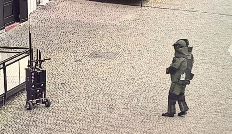 Ostrý zásah pyrotechnika u pomníku Díky, Ameriko. Nacházel se tam podezřelý kufr