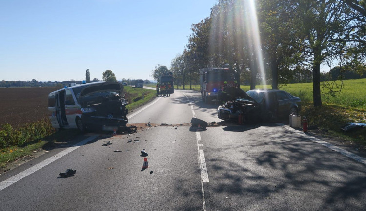 Střet auta a sanitky zablokoval tah za Mohelnicí, k nehodě letěl vrtulník