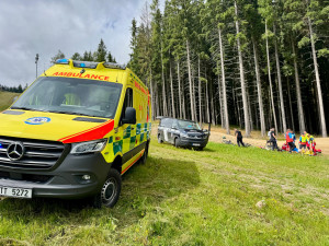Muž měl po havárii na čtyřkolce zranění hlavy, záchranáři ho dostali do nemocnice