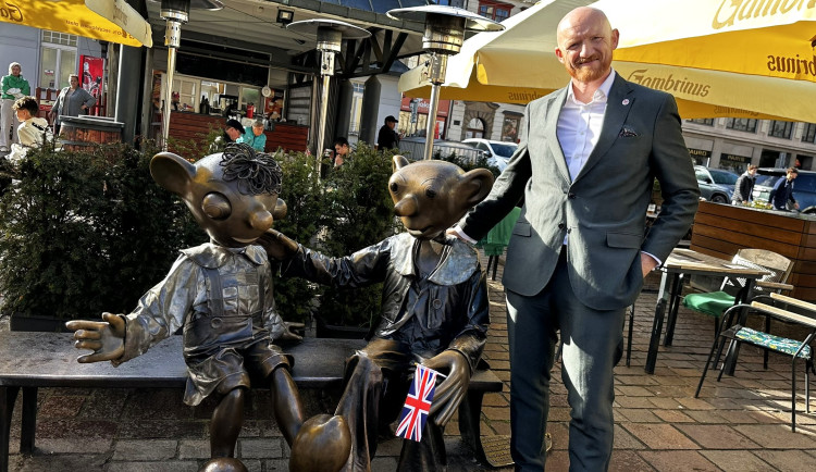Britský velvyslanec Matt Field si v Česku oblíbil Spejbla s Hurvínkem i kvůli účesu